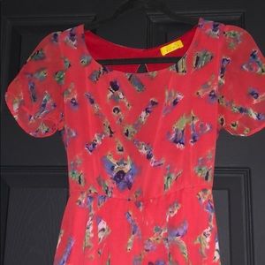 Short sleeve dress with designs